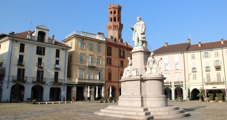 Piazza Cavour Vercelli 03