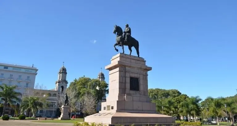 plaza artigas a salto