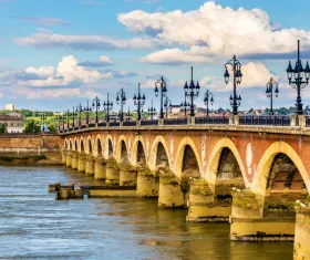 Lungofiume e Ponte di Pietra