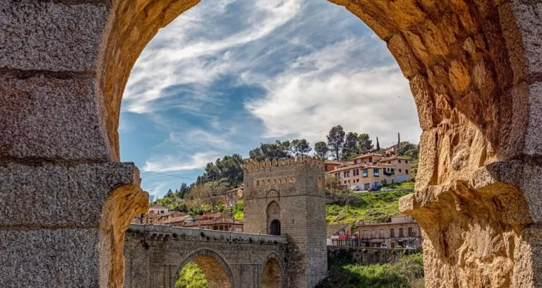 Toledo Arco Ponte Sky