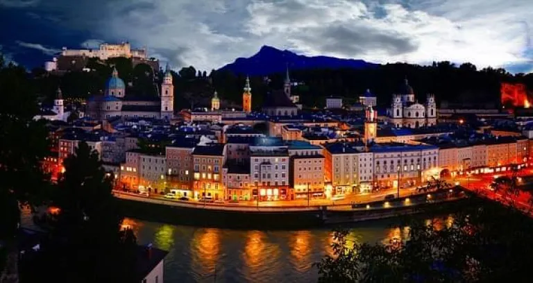 salisburgo nightview kapuzinerberg