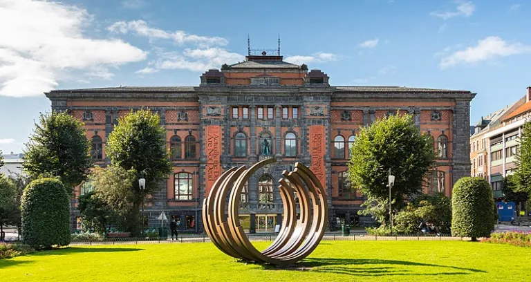 Severudmonumentet Y Museo De Arte Bergen Noruega 2019 09 08 Dd 55