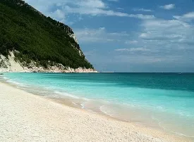 Spiagge Bandiere Blu 2026: classifica regioni col mare più pulito