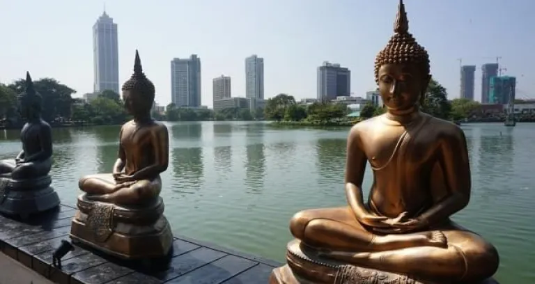 Statue Buddha Grattacieli Skyline