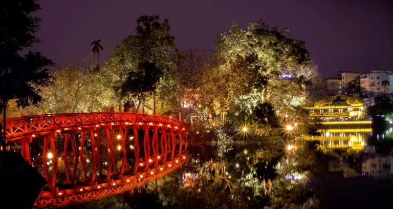 Thue Huc Ponte Lago Felice Hanoi 1