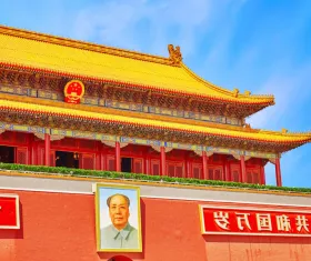 Piazza Tian'anmen e ritratto di Mao
