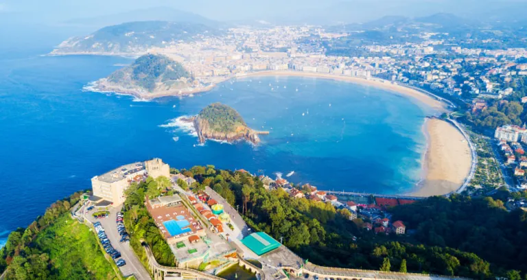 Torre Del Monte Igueldo Punto Di Vista E Parco Divertimenti Sul Monte Igueldo A San Sebastian O Citta Di Donostia In Spagna