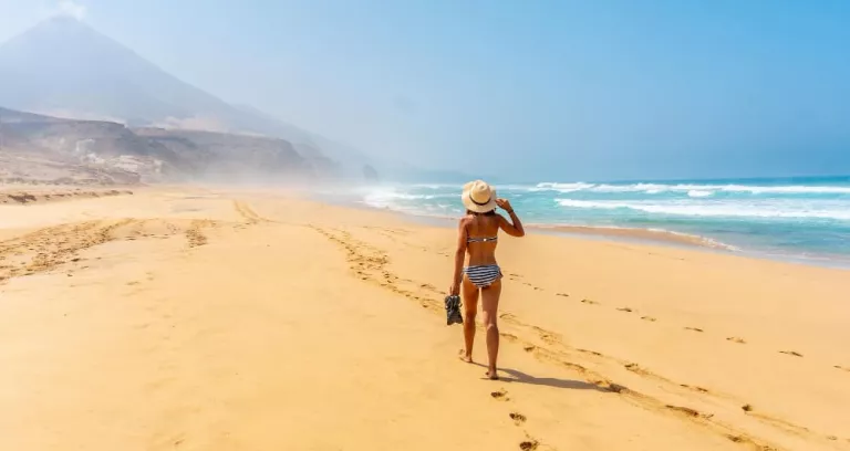 Una Giovane Donna Sulla Spiaggia Selvaggia Cofete Del Parco Naturale Di Jandia Fuerteventura