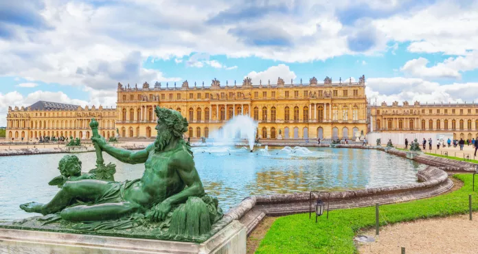Versailles France July 02 2016 Pondswater Parterres Statues Front Main Building Palace Versailles Sunking Louis Xiv 1