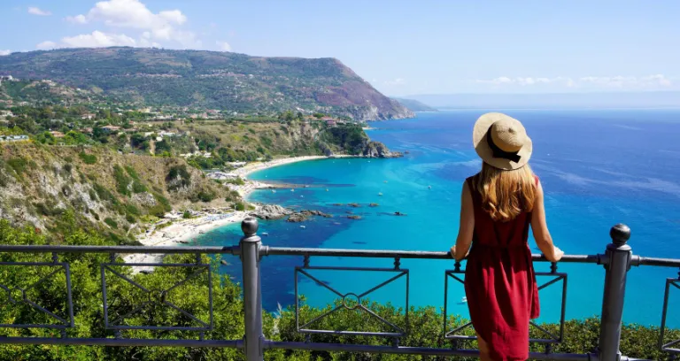 Viaggiare In Italia Vista Panoramica Di Donna Elegante Con Cappello A Capo Vaticano Nella Costa Degli Dei Calabria Italia