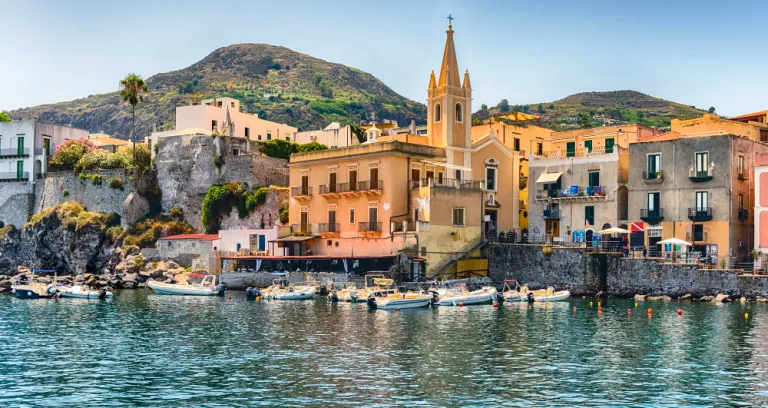 Vista Di Marina Corta Porto Piu Piccolo Del Capoluogo Di Lipari La Piu Grande Delle Isole Eolie Italy