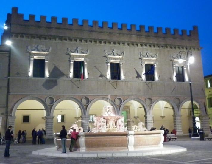 1280px palazzo ducale di sera