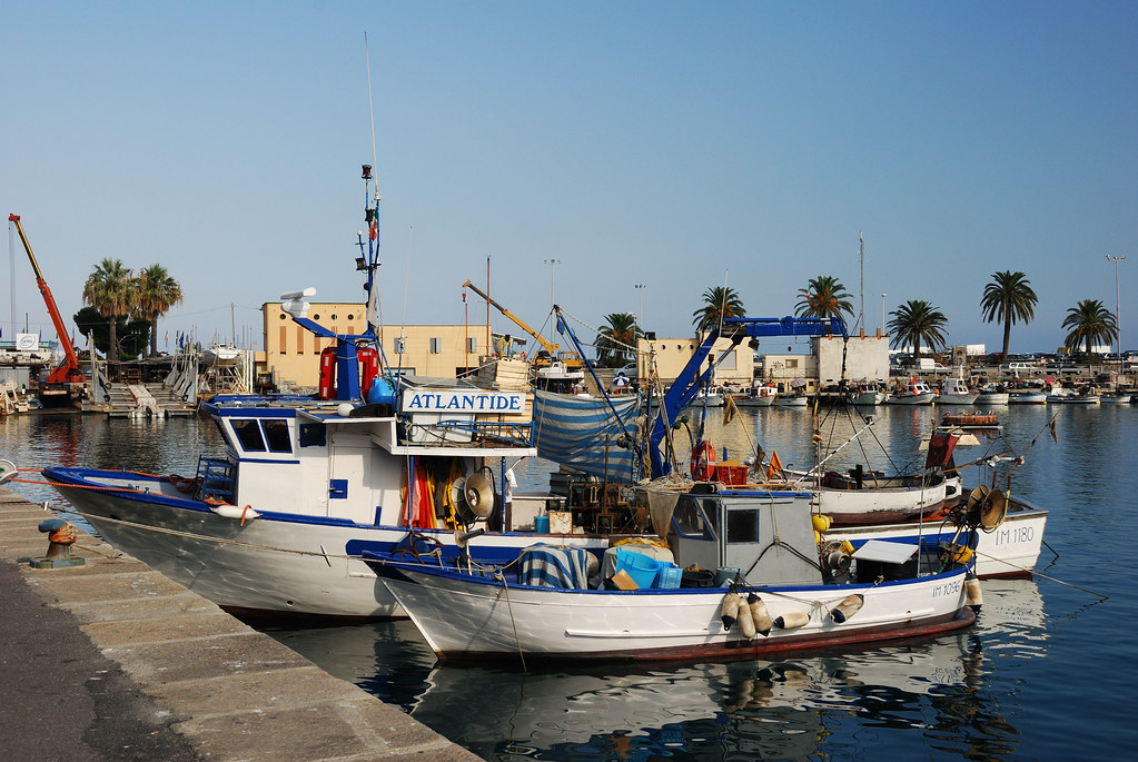 18 08 09 imperia pescherecci colorati al porto di oneglia