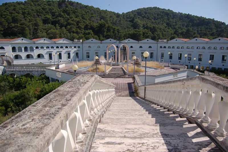 Ecomostro di Baia Campi