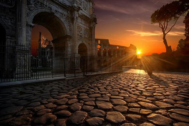 tramonto sul colosseo a roma