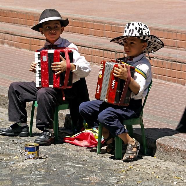 bambini suonano la fisarmonica