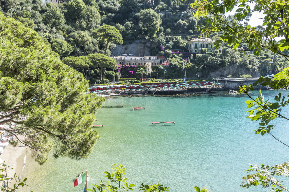 a baia de paraggi em portofino com agua verde e transparente