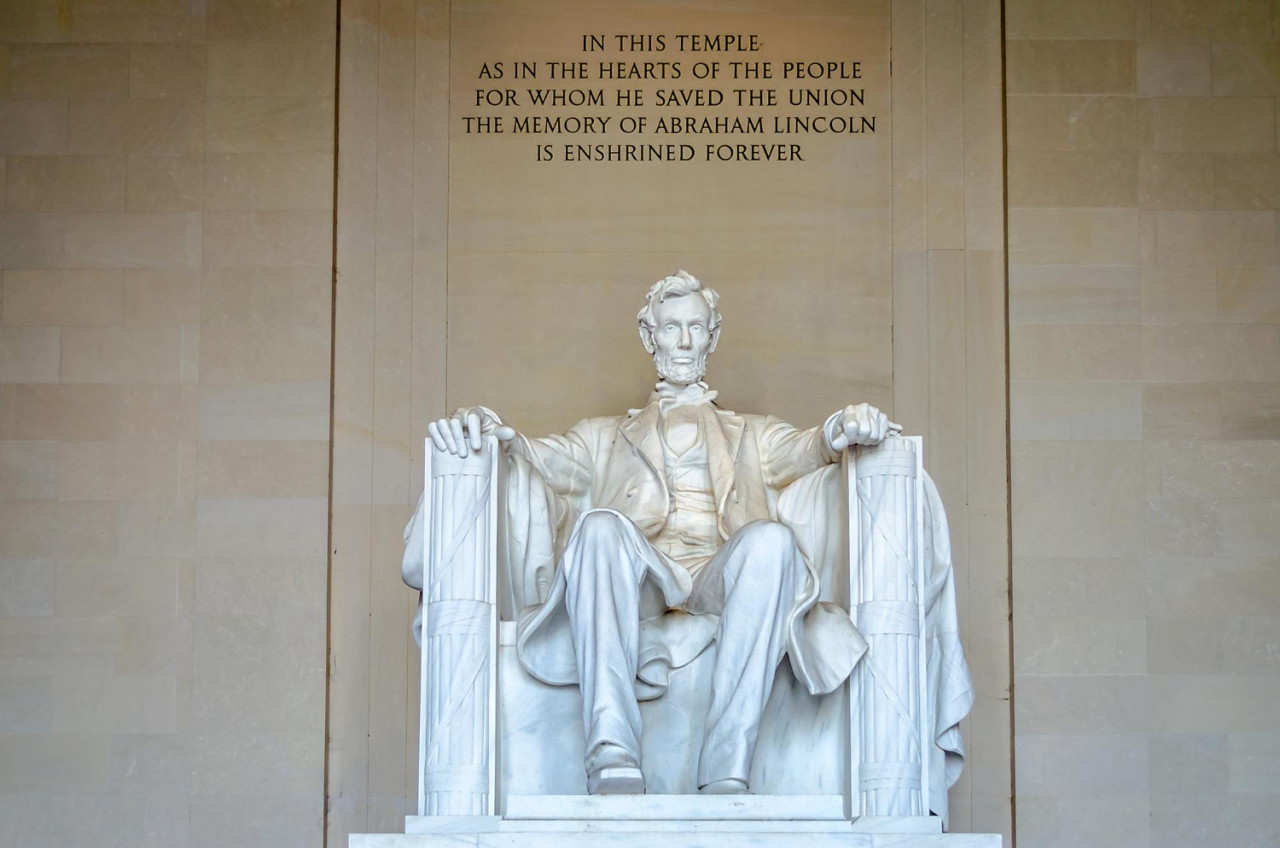 abraham lincoln monument inside lincoln memorial built honor 16th president united states america washington dc usa