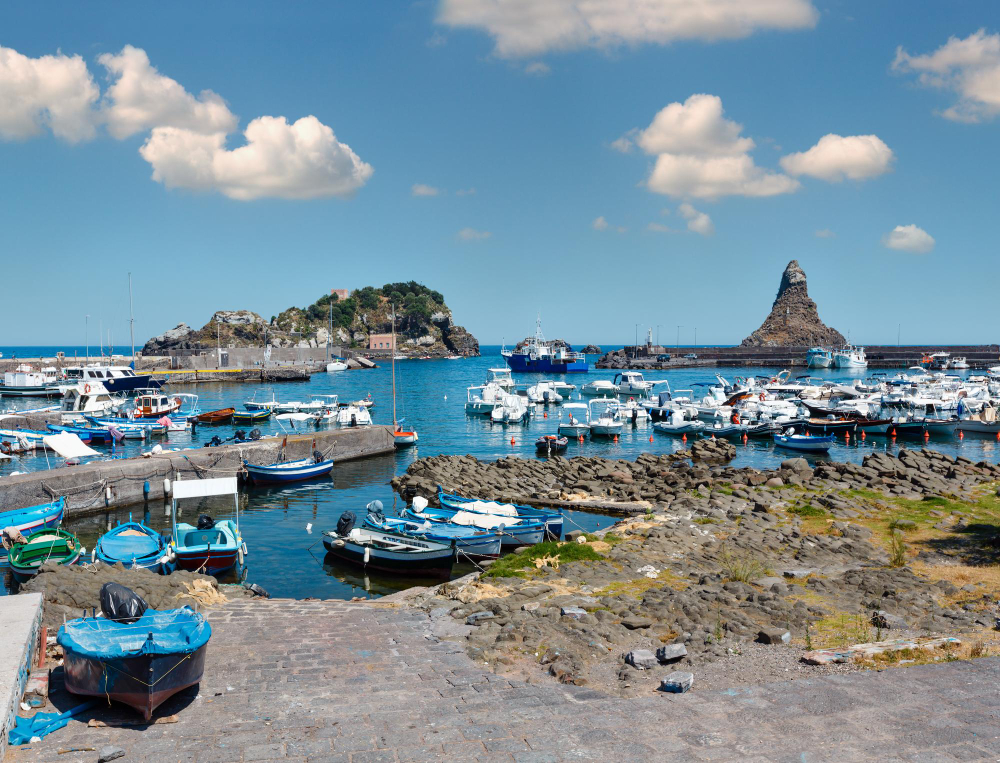 aci trezza marina dei ciclopi barche porto sicilia