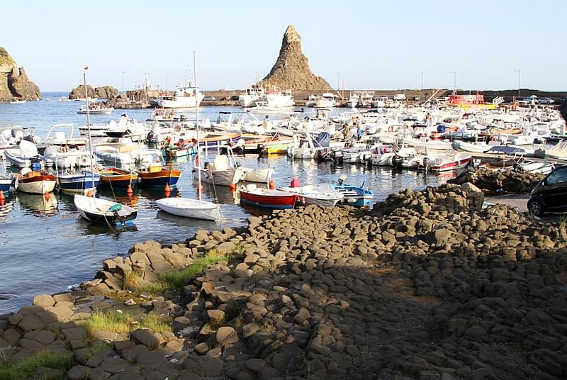 acitrezza porto faraglioni e basalti colonnari