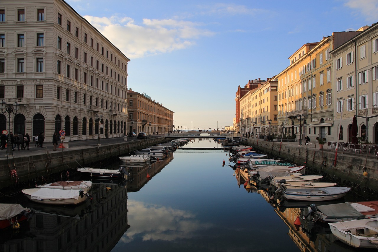 acqua barca canali trieste trieste