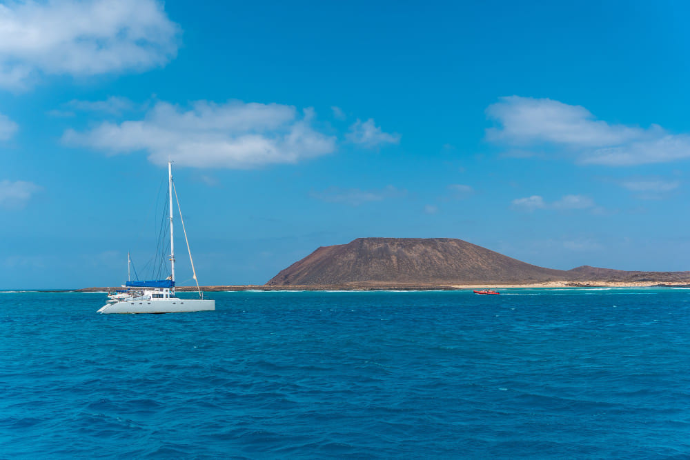 acqua turchese su isla de lobos al largo della costa nord dell isola di fuerteventura isole canarie spagna