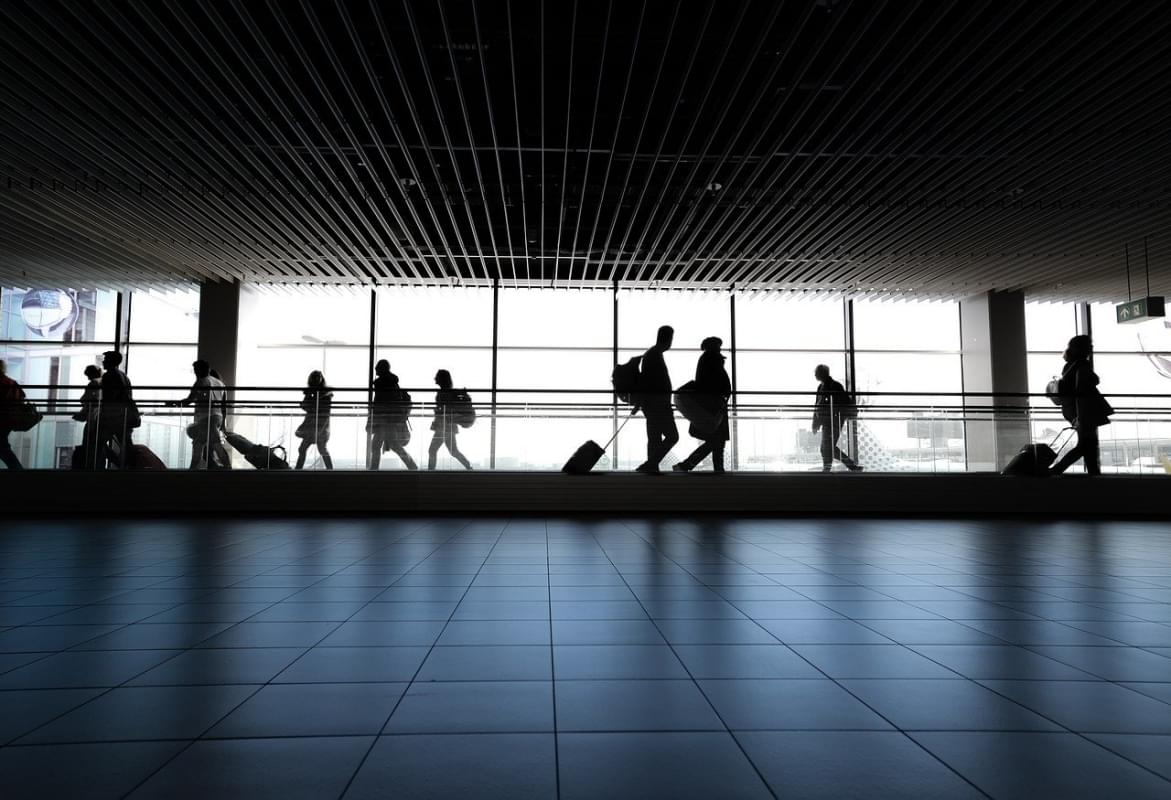 aeroporto persone in viaggio