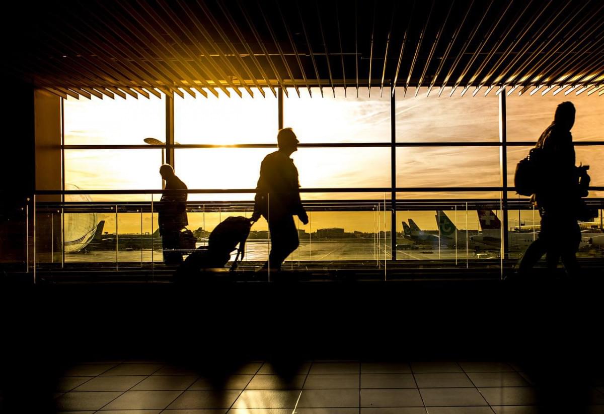 aeroporto terminale uomo viaggio