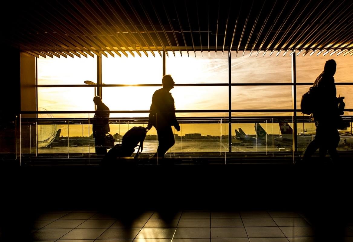 Aeroporto Uomo Viaggio Viaggiatore