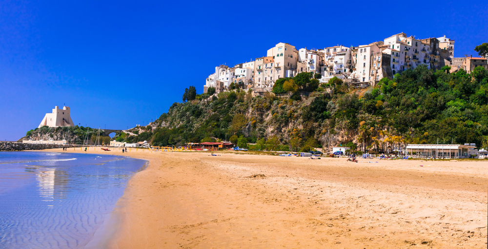 affascinante citta costiera di sperlonga con belle spiagge nella regione lazio in italia