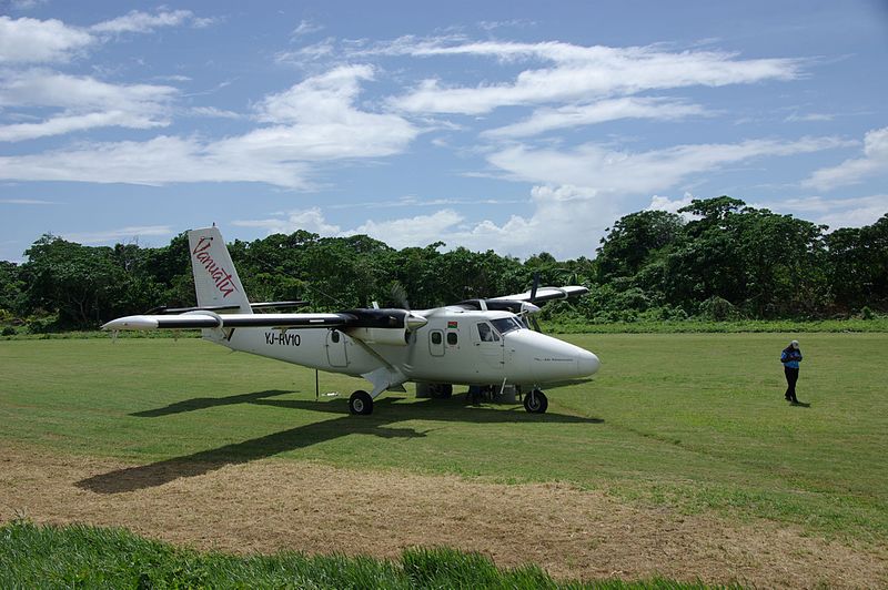 air vanuatu twin otter at gaua airport