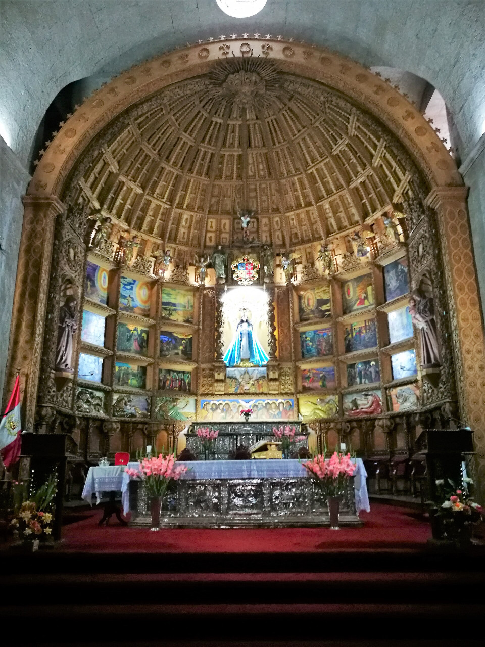 altar de l esglesia de san francisco d asis d arequipa amb retaule