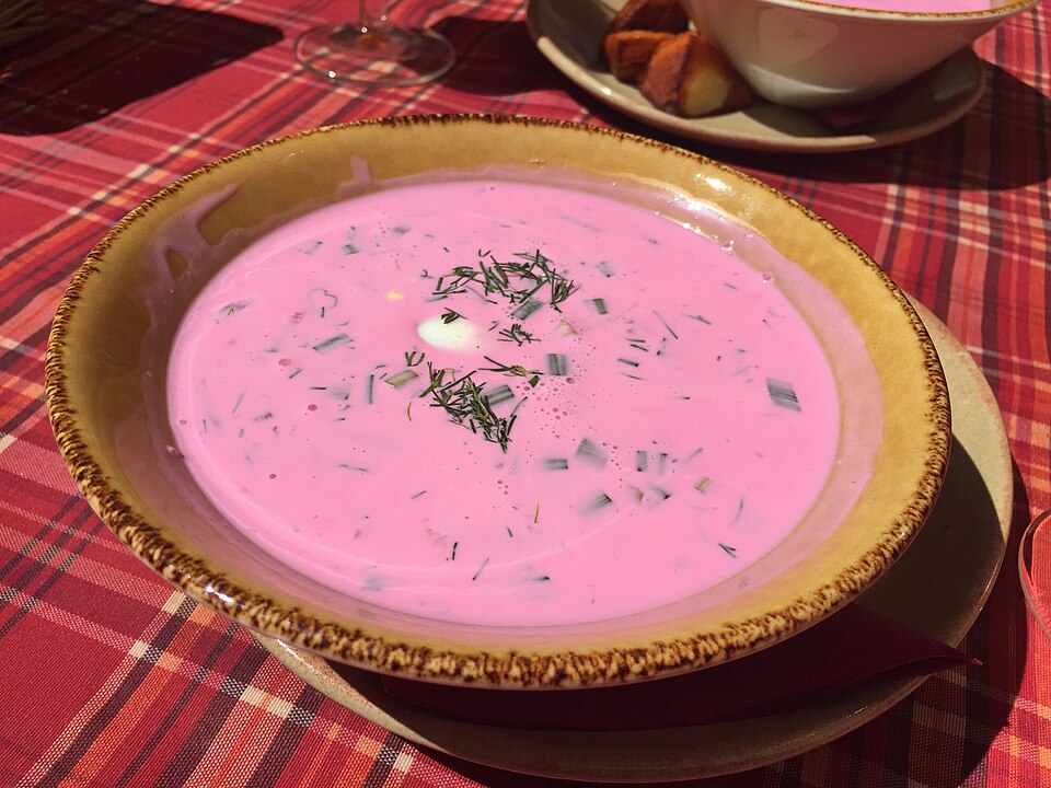 Tipica zuppa fredda lituana di barbabietole dal caratteristico colore rosa brillante.