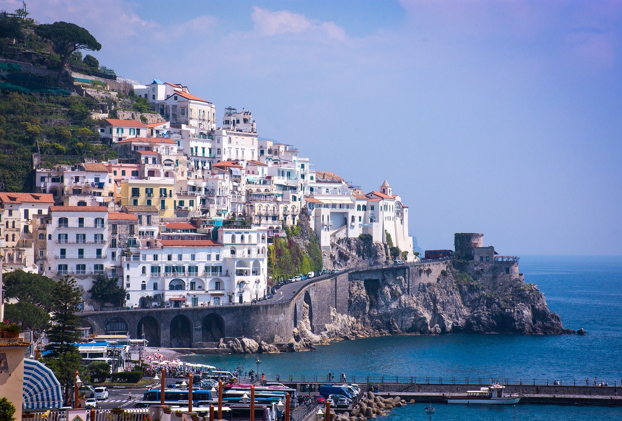 Amalfi scorcio scogliera sul mare