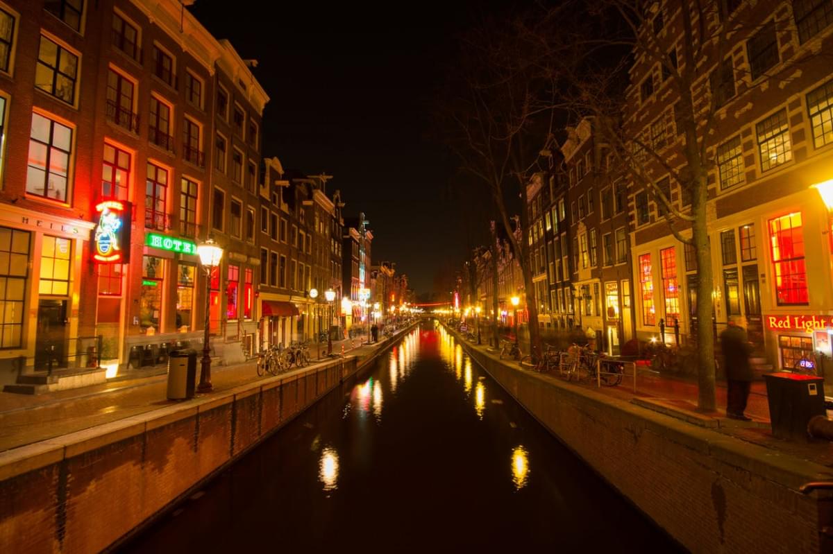 amsterdam canal lights red light district