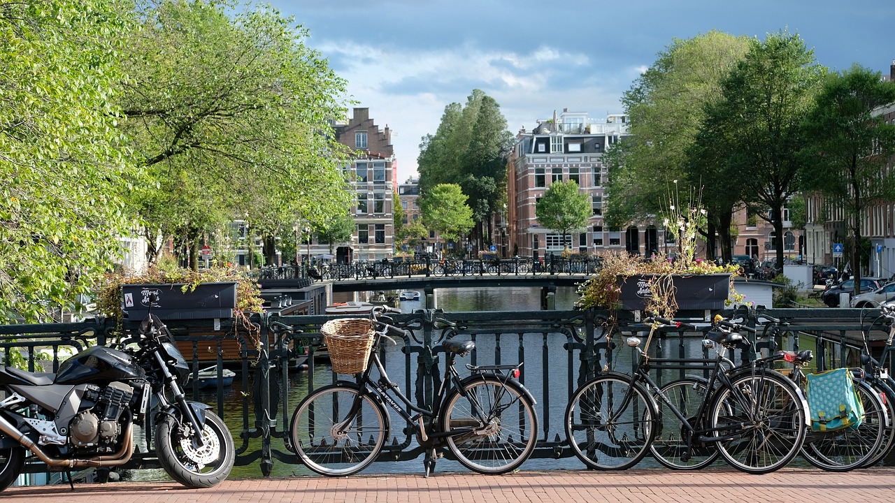 citta canale amsterdam turisti 1