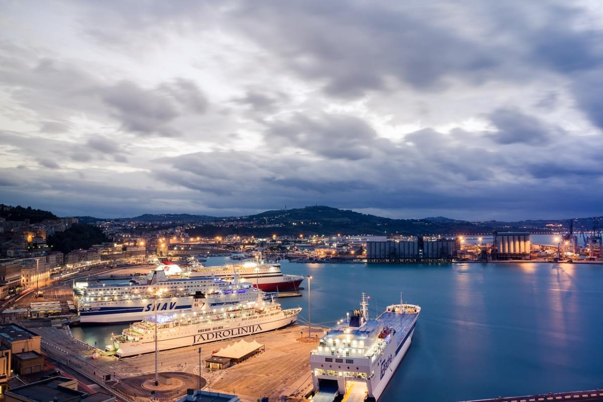 ancona porto italia mare marche