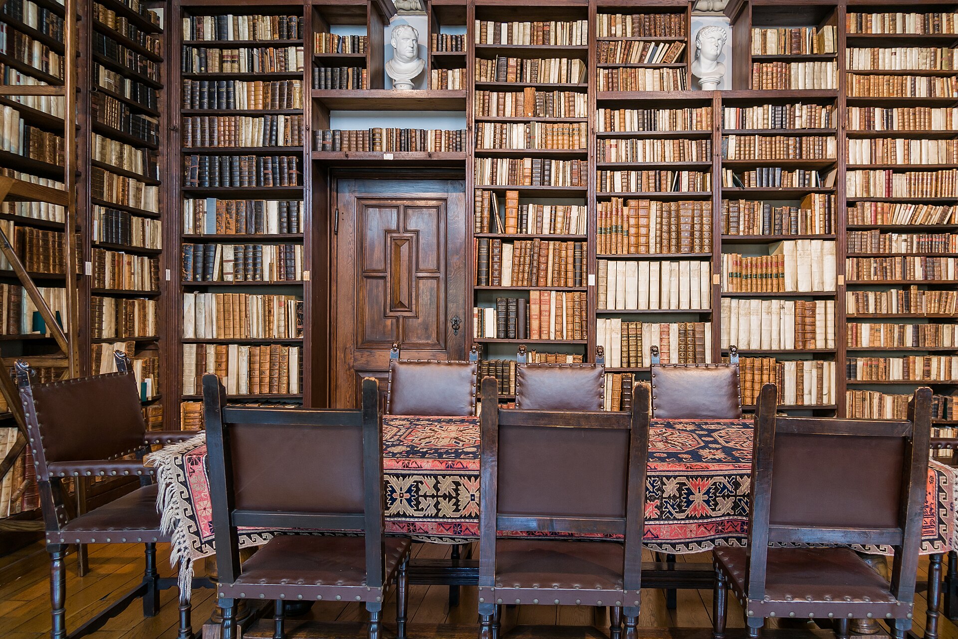 biblioteca interna al Museo Plantin-Moretus di Anversa con tomi e libri secolari