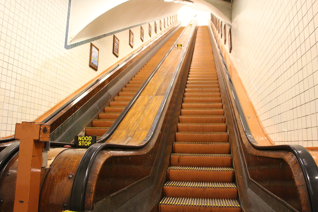 scale mobili in legno originali in art decò dentro il Sint-Annatunnel di Anversa