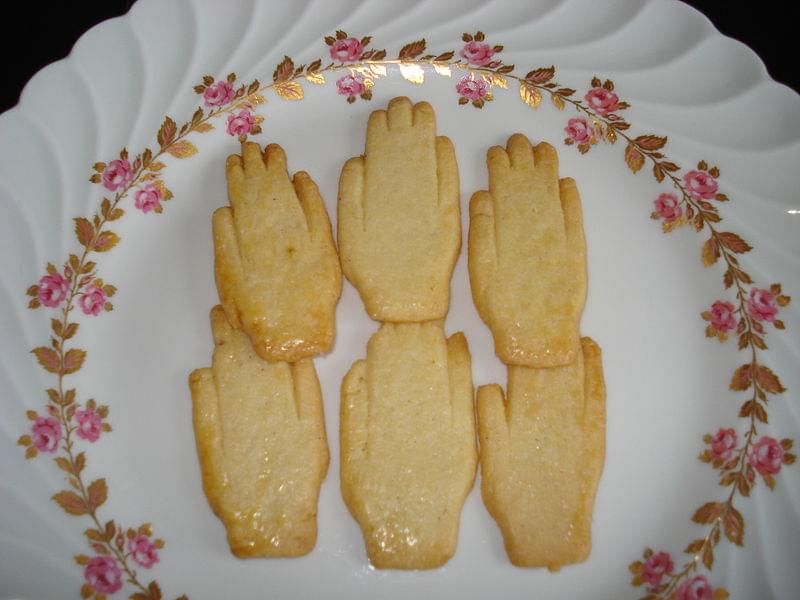 antwerpse handjes biscotti di pasta frolla a forma di mano