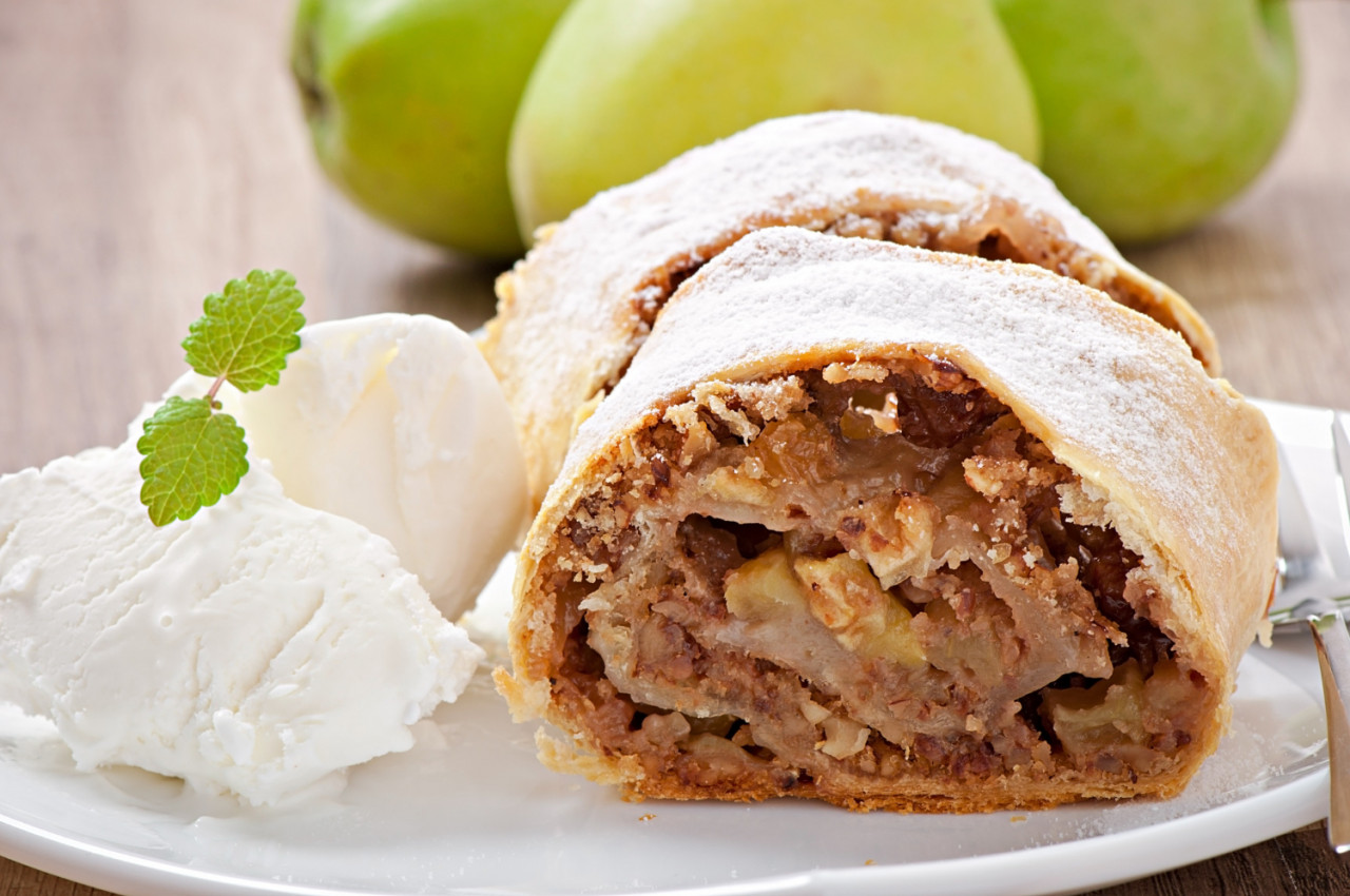 apple strudel with ice cream 1