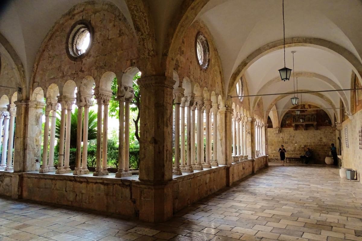 arcade cattedrale dubrovnik croazia