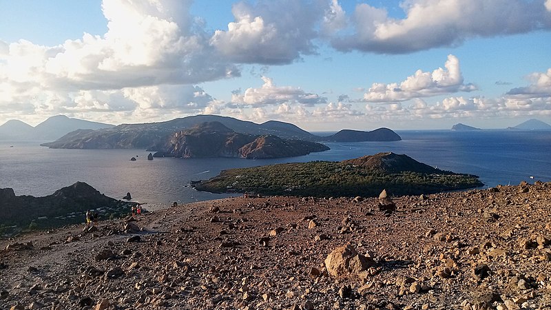 arcipelago eolie dal cratere di vulcano