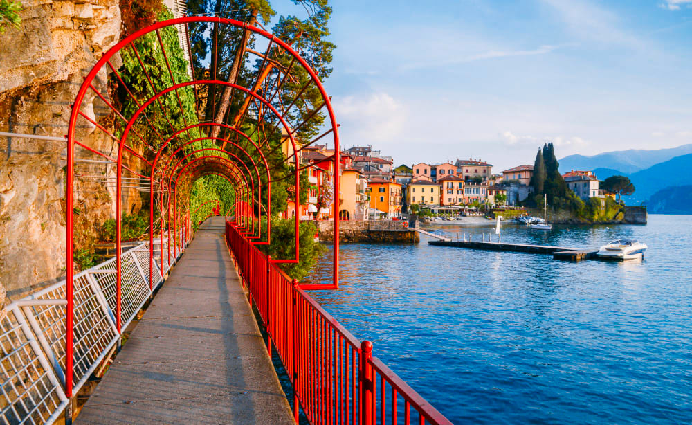 arco da giardino rosso sulla costa che conduce verso la bellissima e storica citta di varenna sulle sponde del lago di como nella regione settentrionale italiana della lombardia