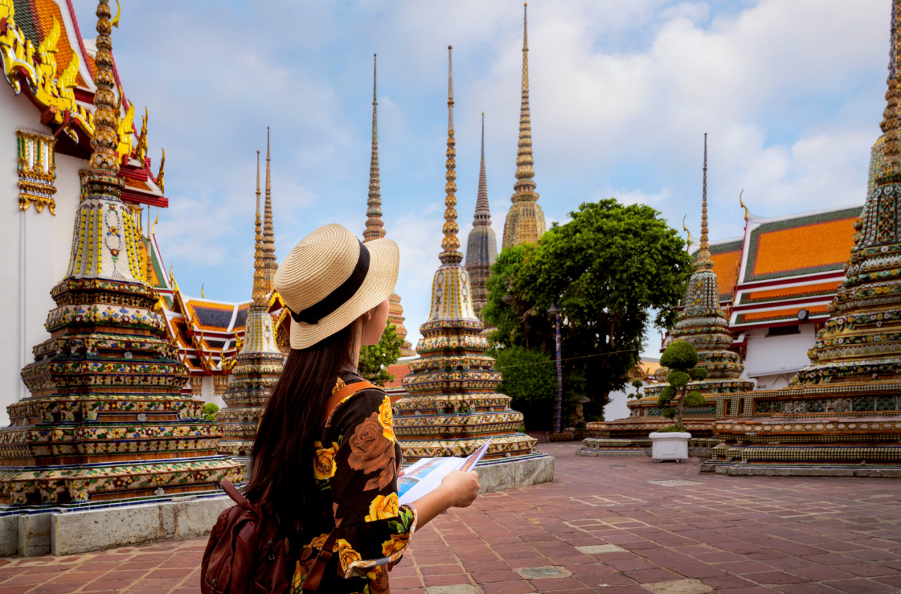 asian lady travel wat pho temple