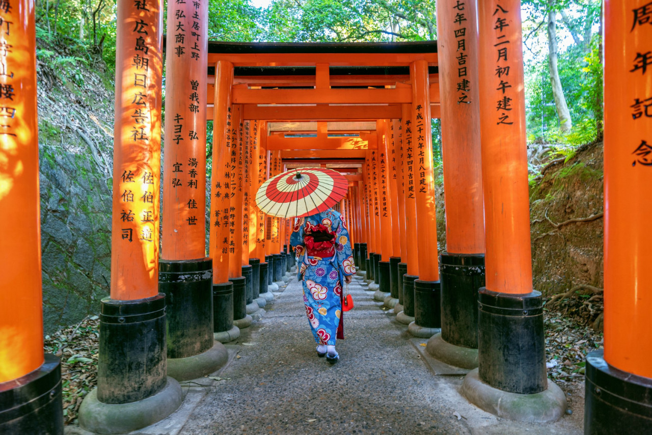 asian women traditional japanese kimonos fushimi inari shrine kyoto japan