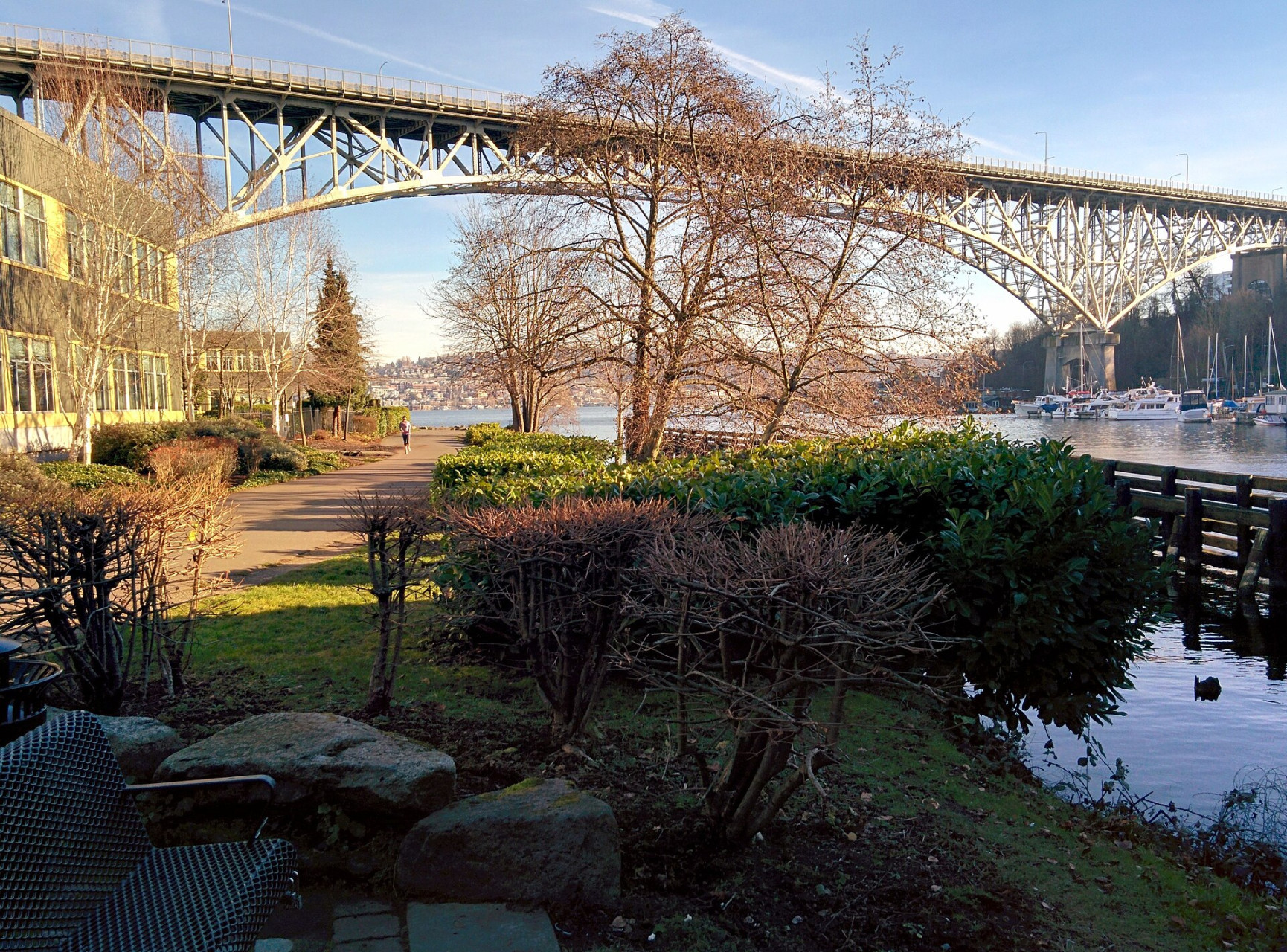 aurorabridgeinfremont seattle frompathalongfremontcut