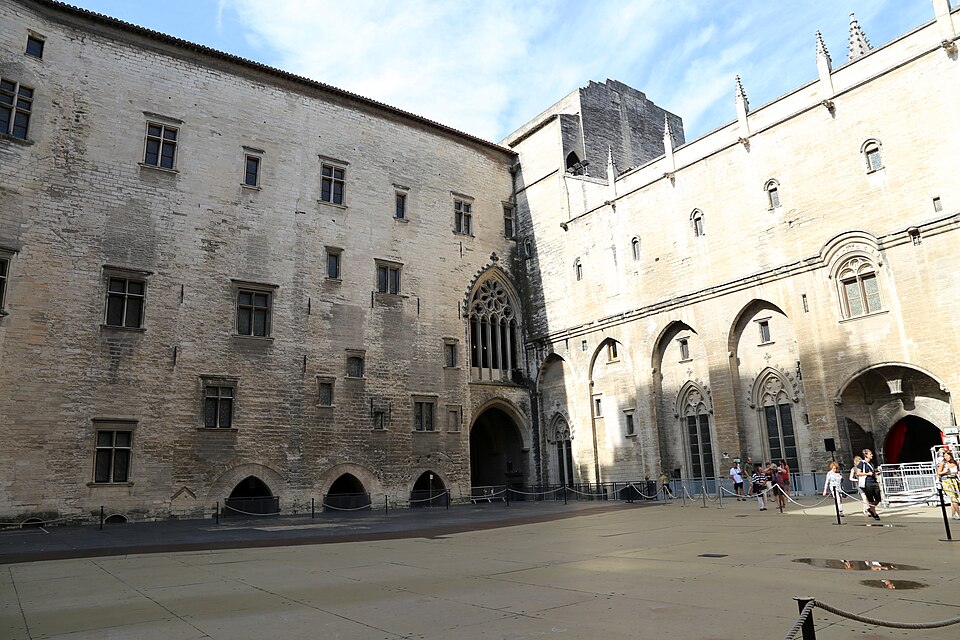 avignone palazzo dei papi cortile d onore 03