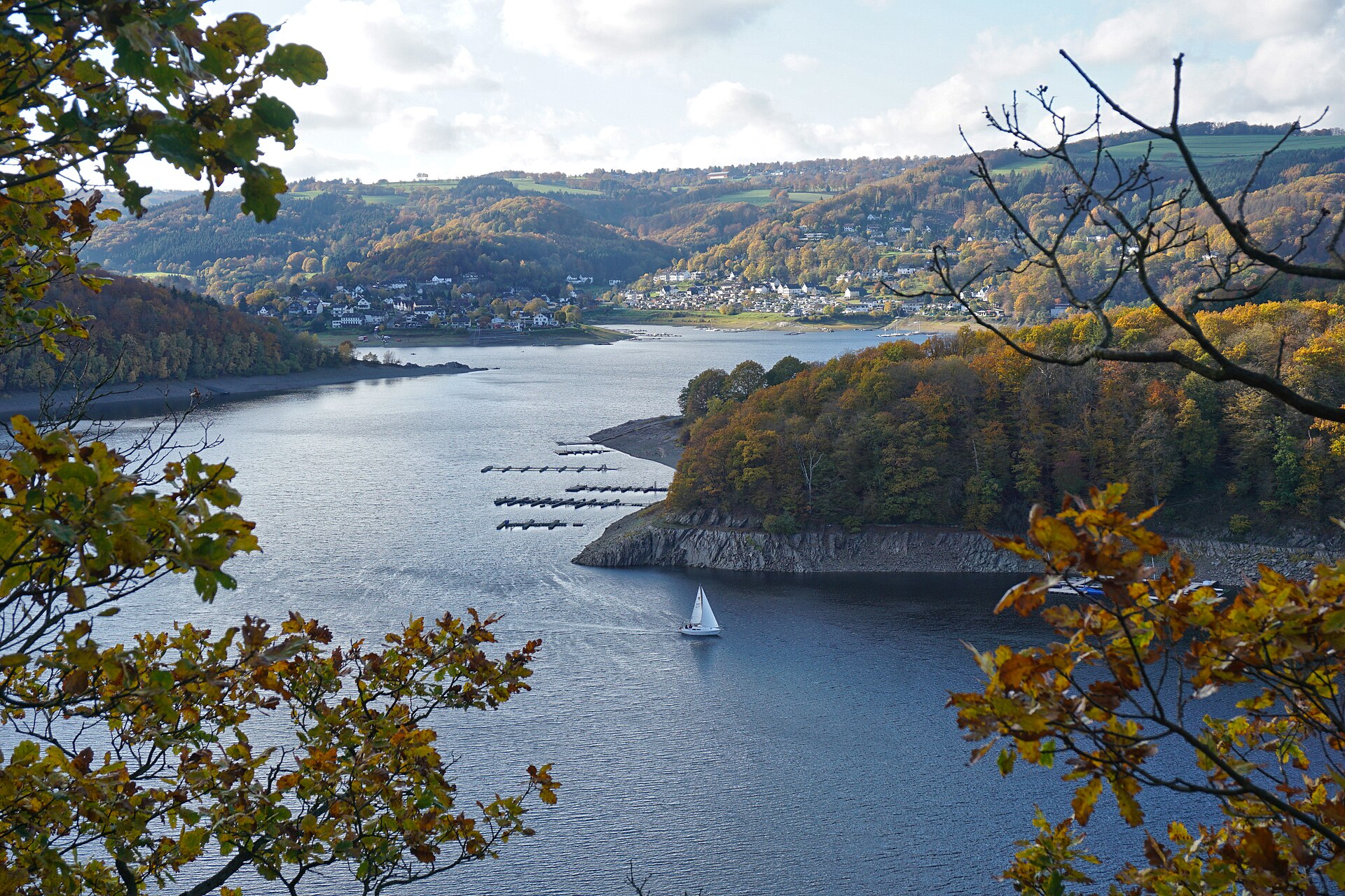 vista panoramica di una barca a vela sul lago dell'Eifel National Park in germania