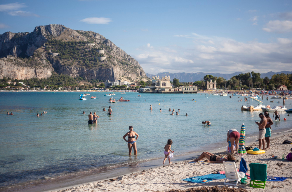 bagnanti a mondello in un caldo pomeriggio d estate